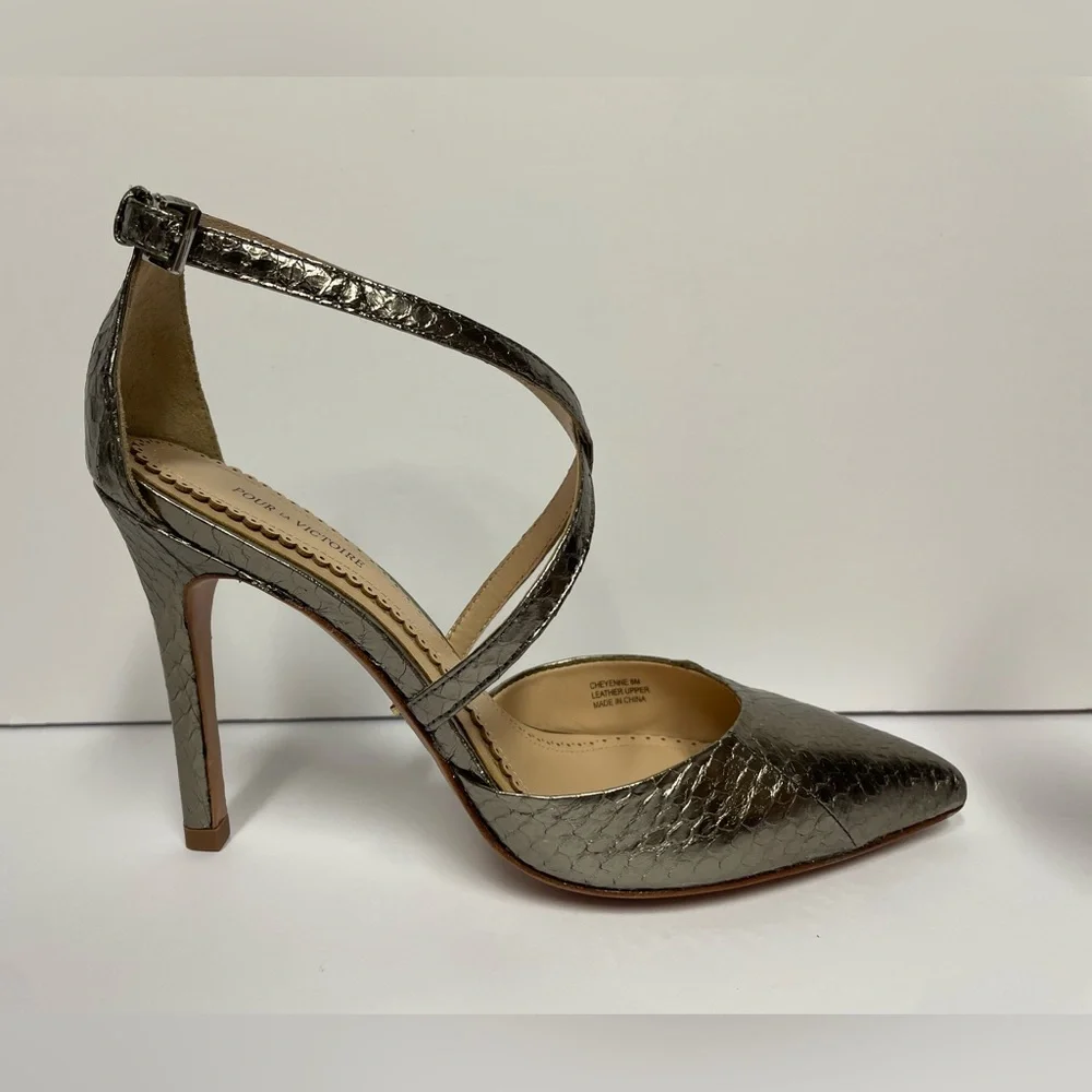 Pour la victoire Cheyenne pointed toe Strappy pumps heel pewter metallic snake 6